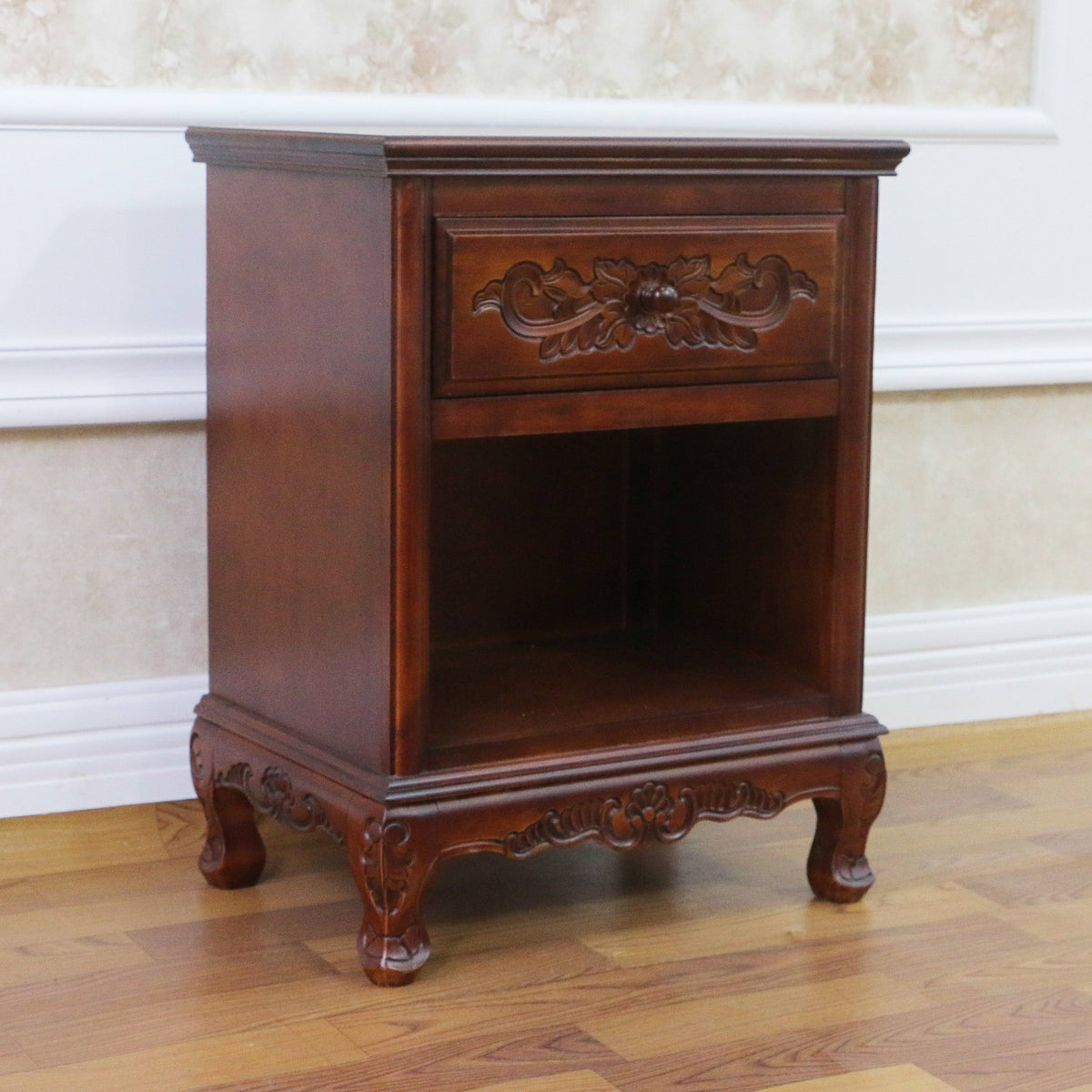 Windsor 1-Drawer Carved End Table Q519